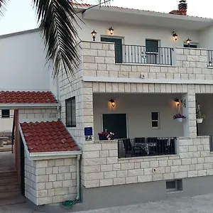 https://san-apartments.hotels-in-trogir.com