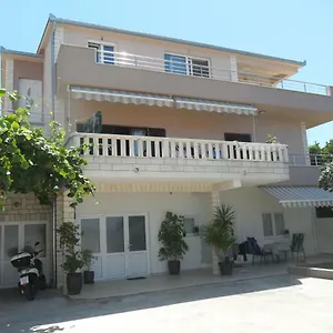 https://apartman-soda.hotels-in-trogir.com